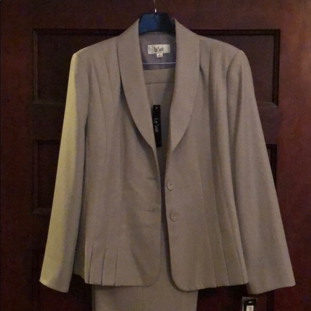 Women’s Le Suit two-piece gray suit. Never worn!